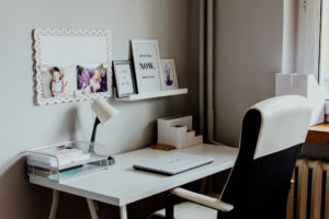 salon z wydzielonym kącikiem do pracy