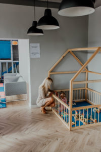 mama i dziecko bawią się